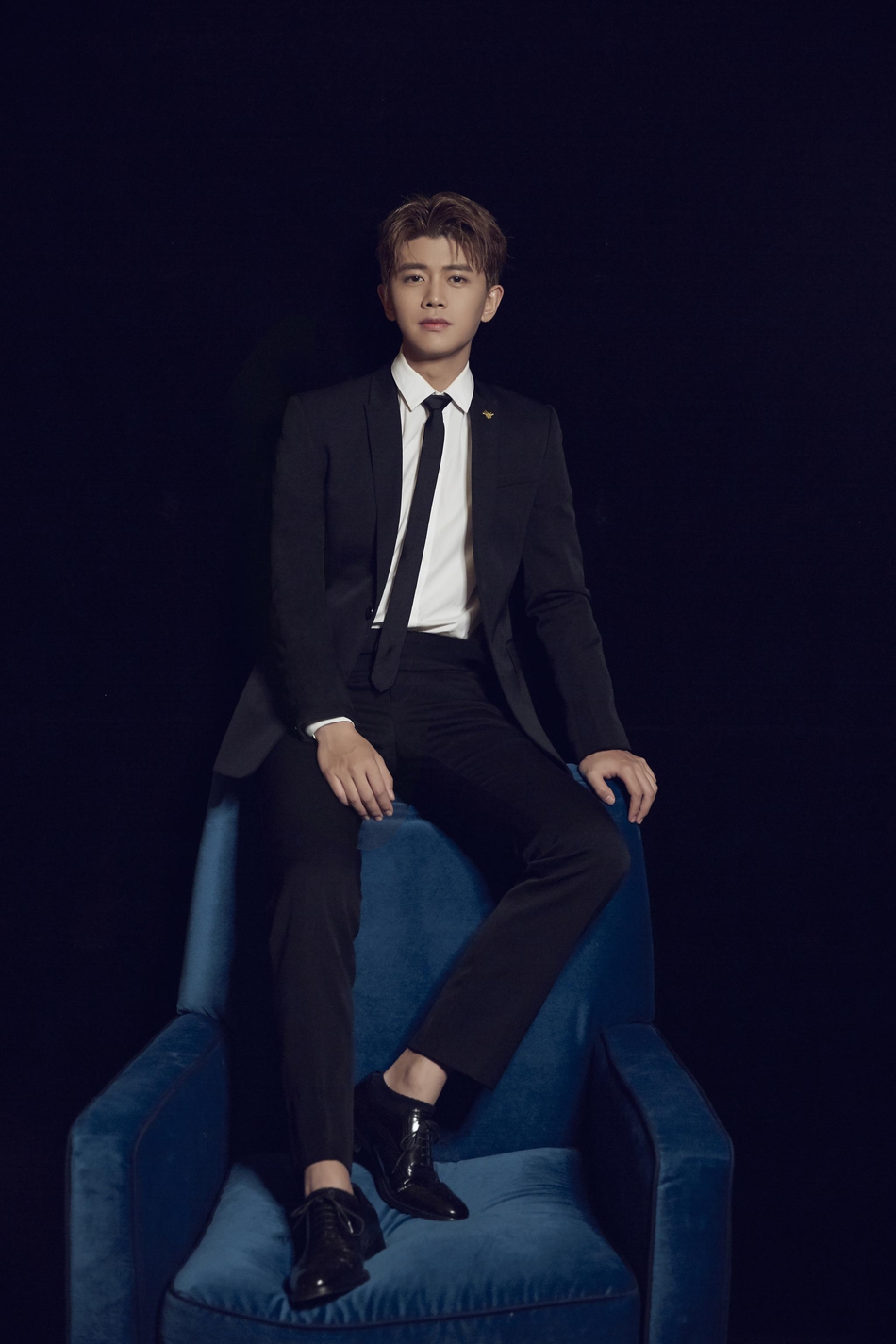 明星爱大牌:任嘉伦黑色西装亮相时尚活动 演绎经典型男风范