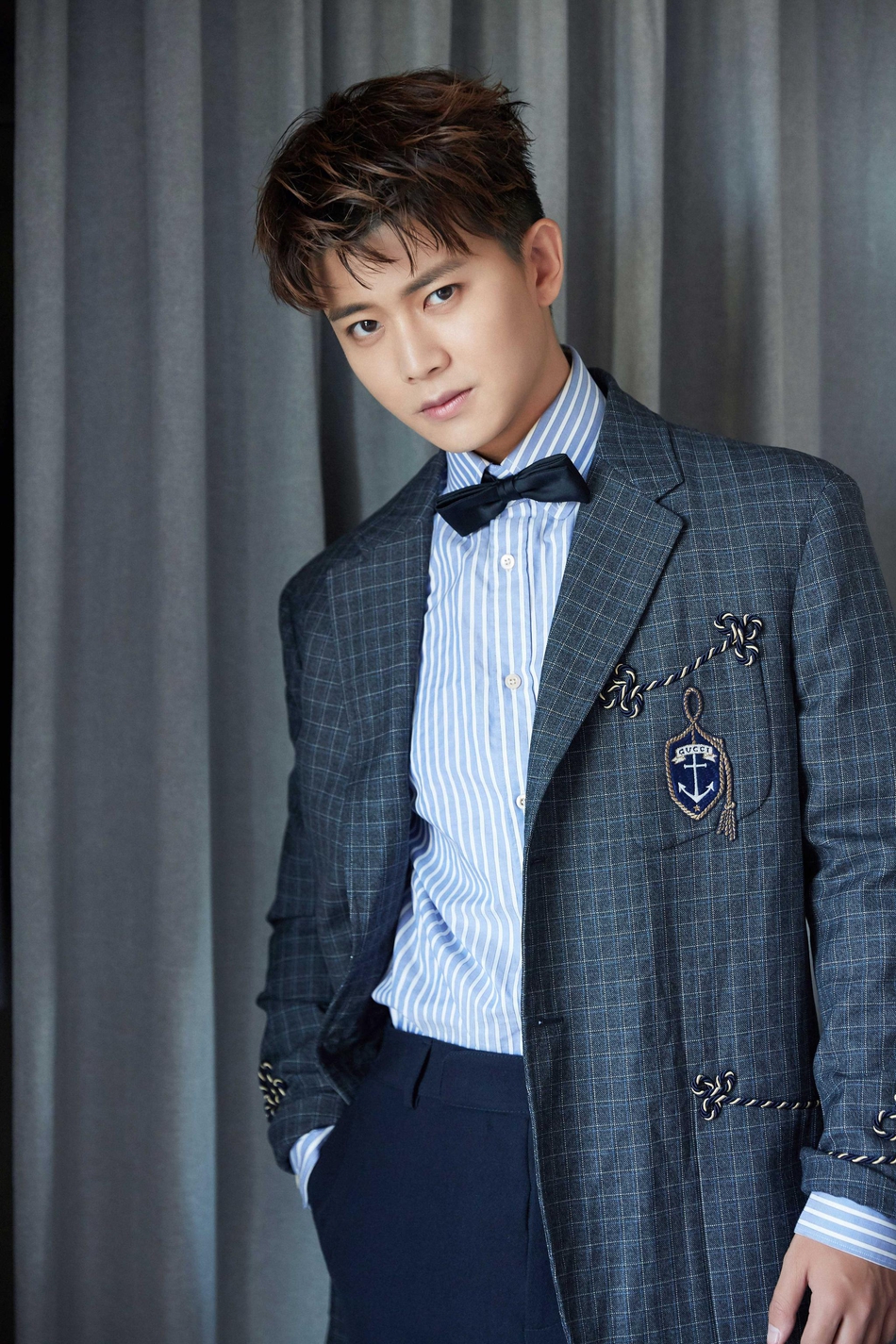 明星爱大牌:任嘉伦复古学院风清爽帅气