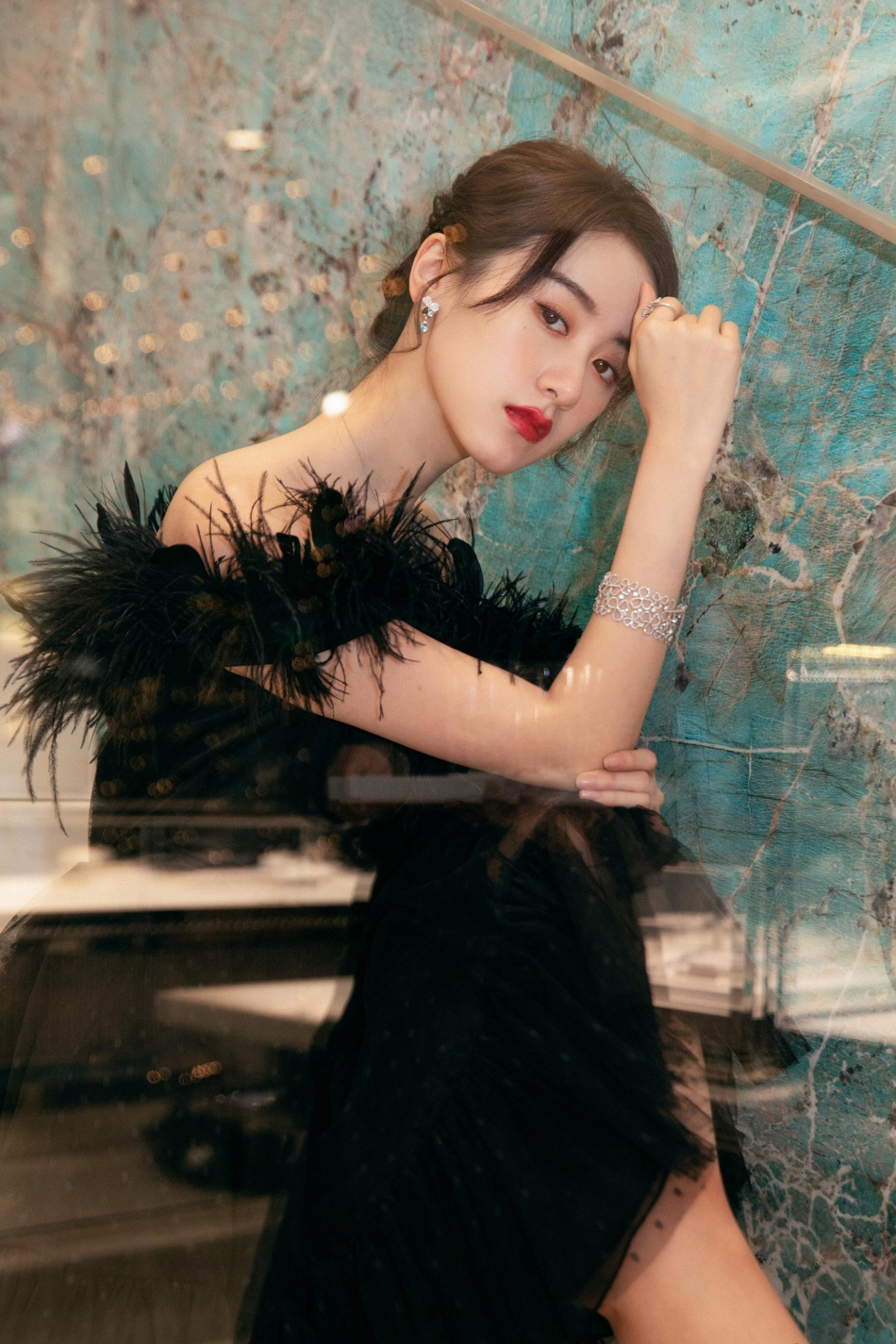 明星爱大牌:袁冰妍参加活动 露肩黑羽裙现锁骨杀