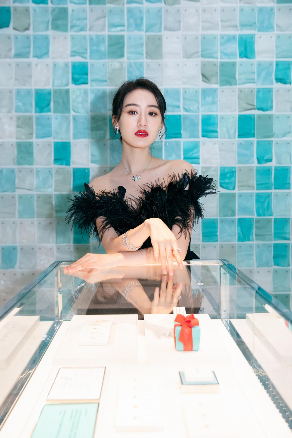 明星爱大牌:袁冰妍参加活动 露肩黑羽裙现锁骨杀