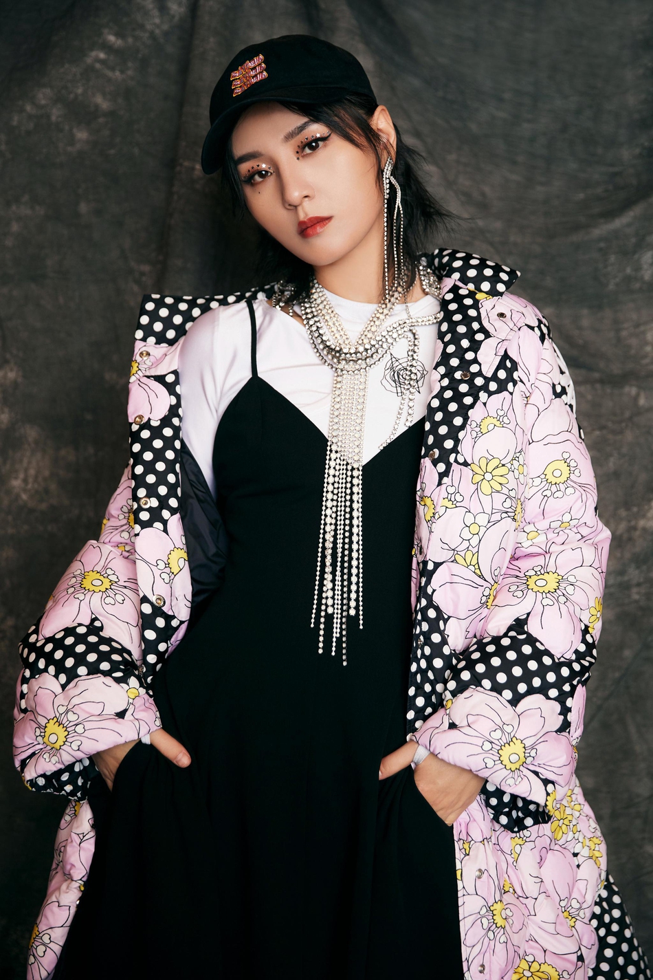 周笔畅跨年晚会定妆照释出 星星雪花妆俏皮可爱