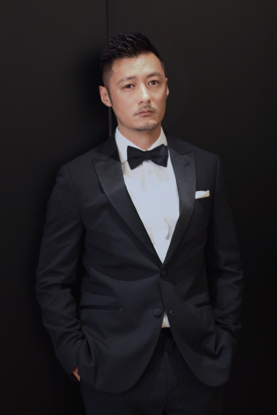 2018微博之夜红毯辣评:余文乐黑色大衣展熟男魅力_高清图集_新浪网