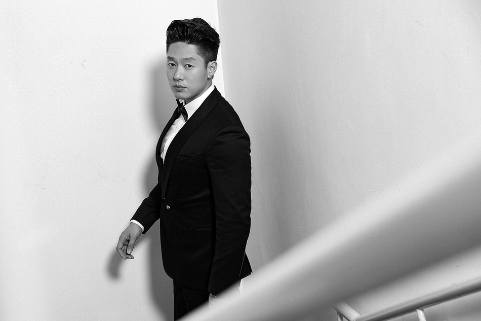 凌潇肃出席活动 黑色西装沉稳儒雅