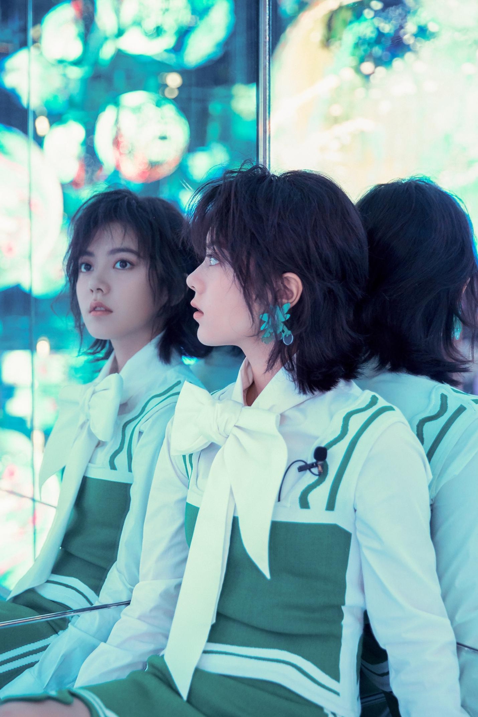 赵今麦夏日写真曝光短发造型俏皮随意