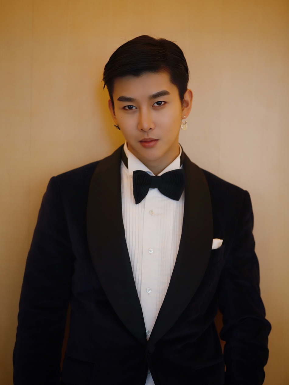 周艺轩优雅亮相中法国际电影节 黑色西装彰显绅士品味