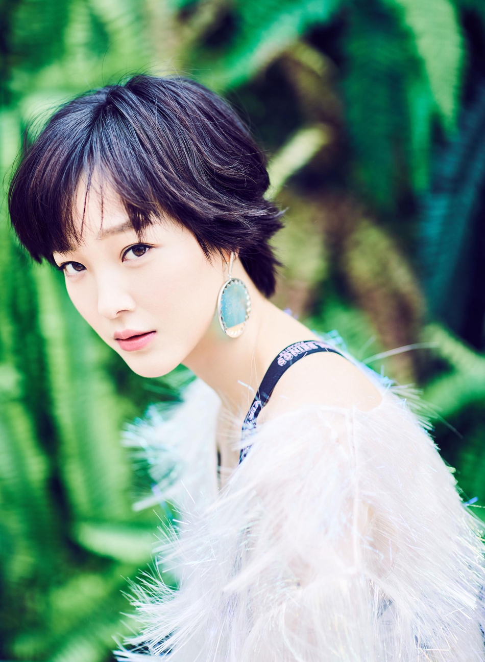 支持   键翻阅图片 列表查看 猜你喜欢 2 / 6 演员何杜娟夏日清爽写真