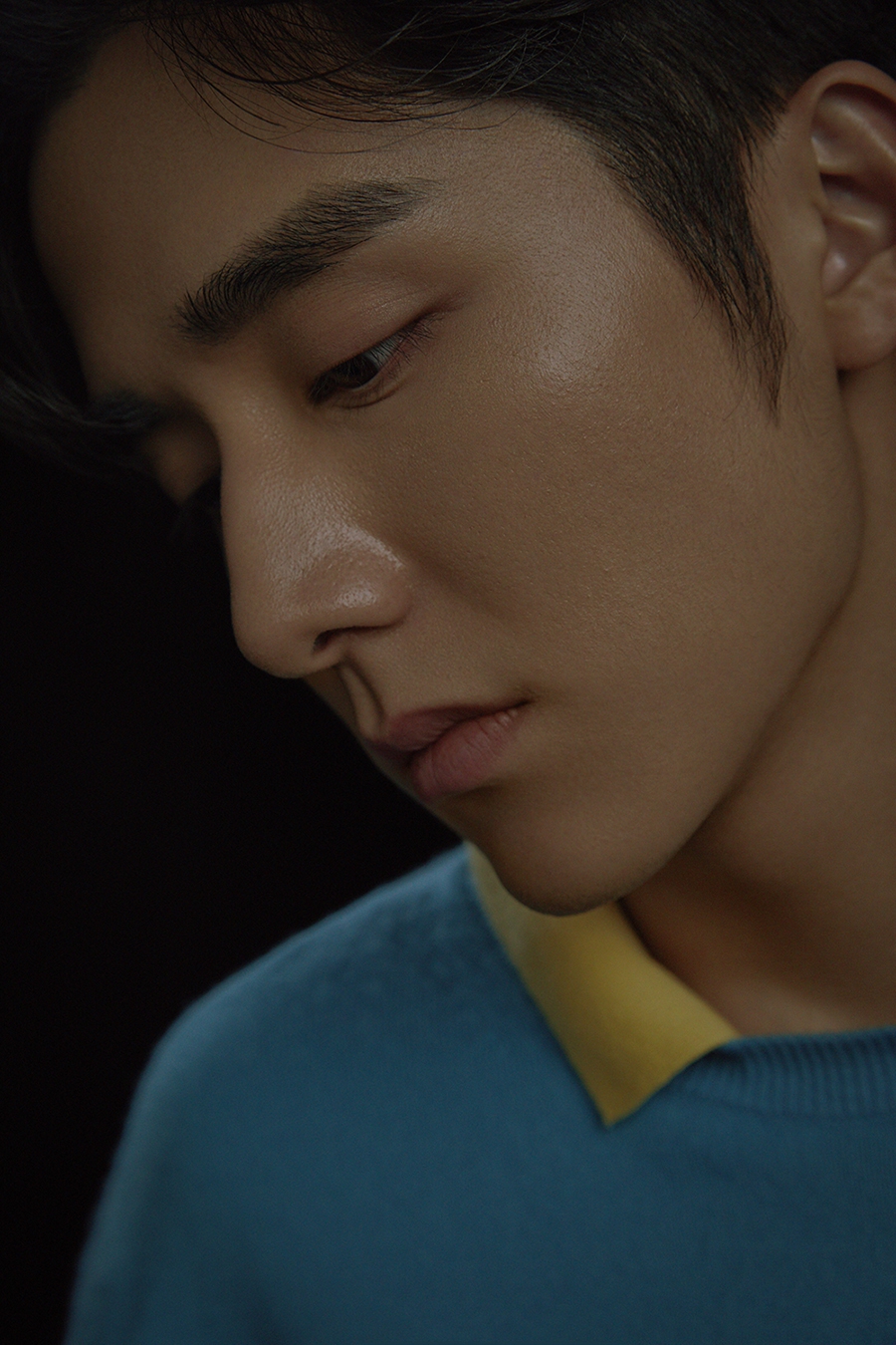 张新成全新写真曝光 光影交错下亦幻亦真