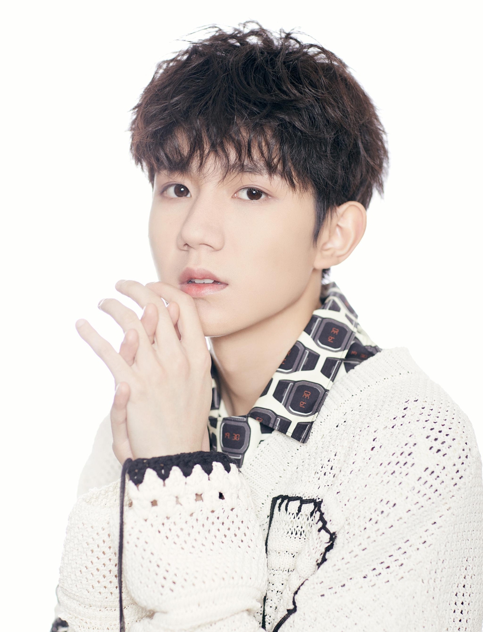 2018微博之夜红毯辣评:王源黑白两套look展纯净温暖少年力量_高清图集