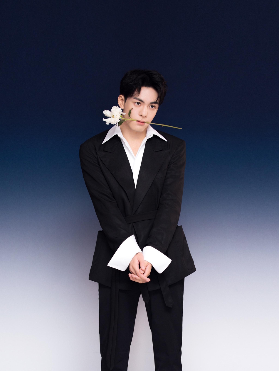 明星爱大牌:曾舜晞黑色西装亮相卫视节目_高清图集_新浪网