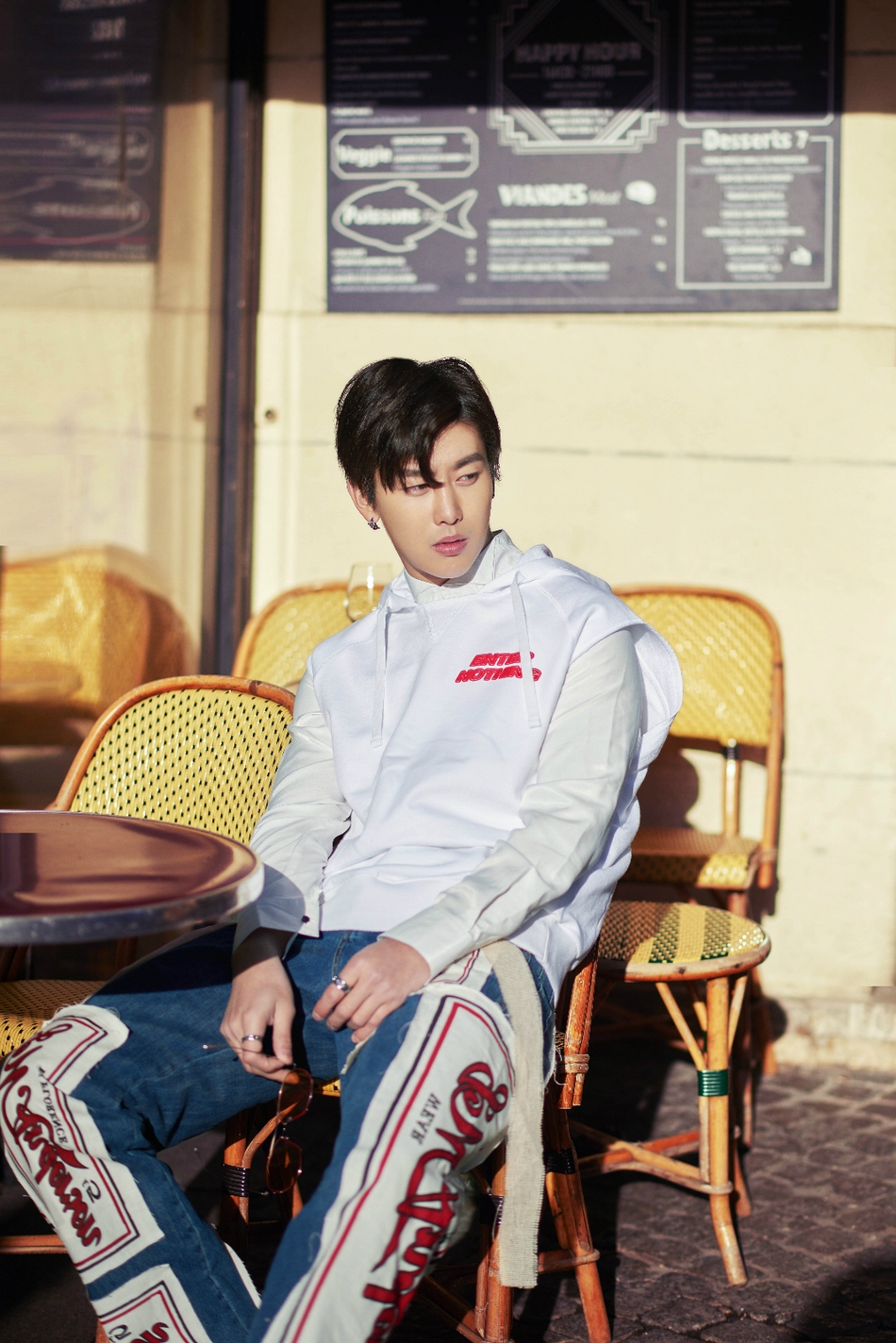 uniq周艺轩出席巴黎时装周 阳光下尽展街头潮酷时尚_高清图集_新浪网