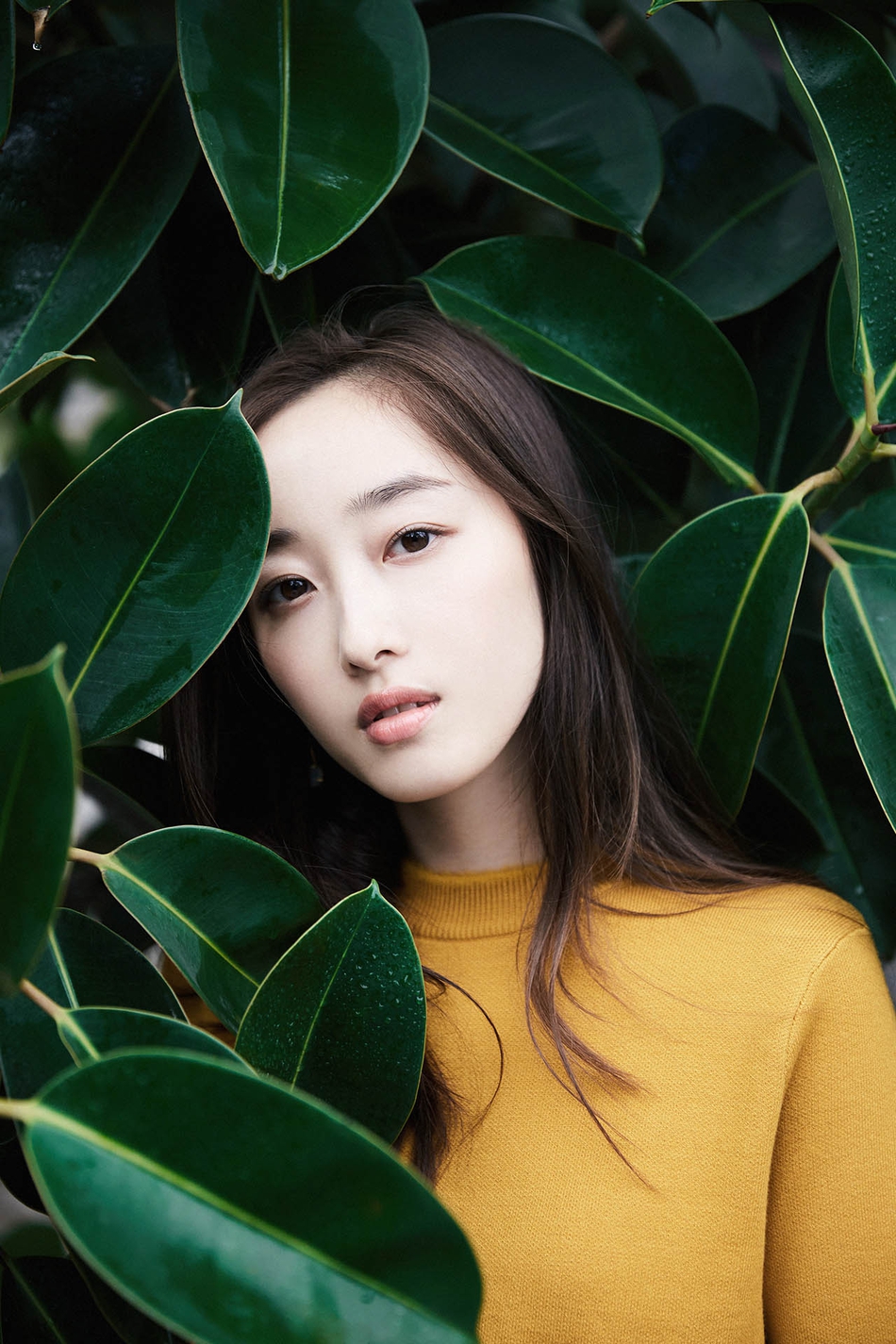 蒋梦婕曝初春时尚大片 手持鲜花笑容明媚