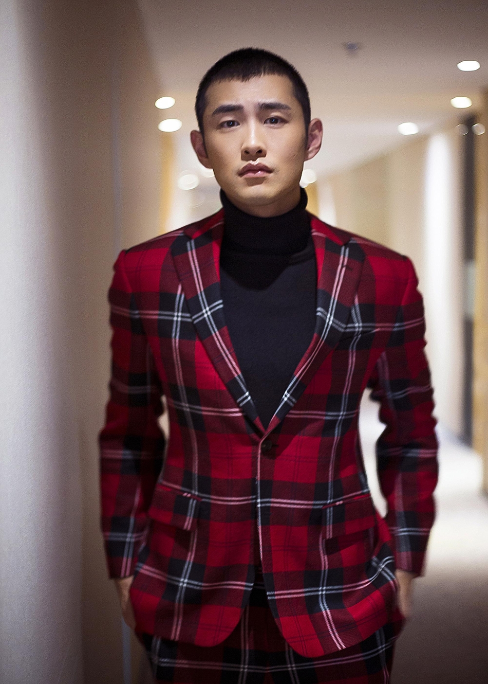 王彦霖魅力亮相时尚活动 红格子西装英伦范十足