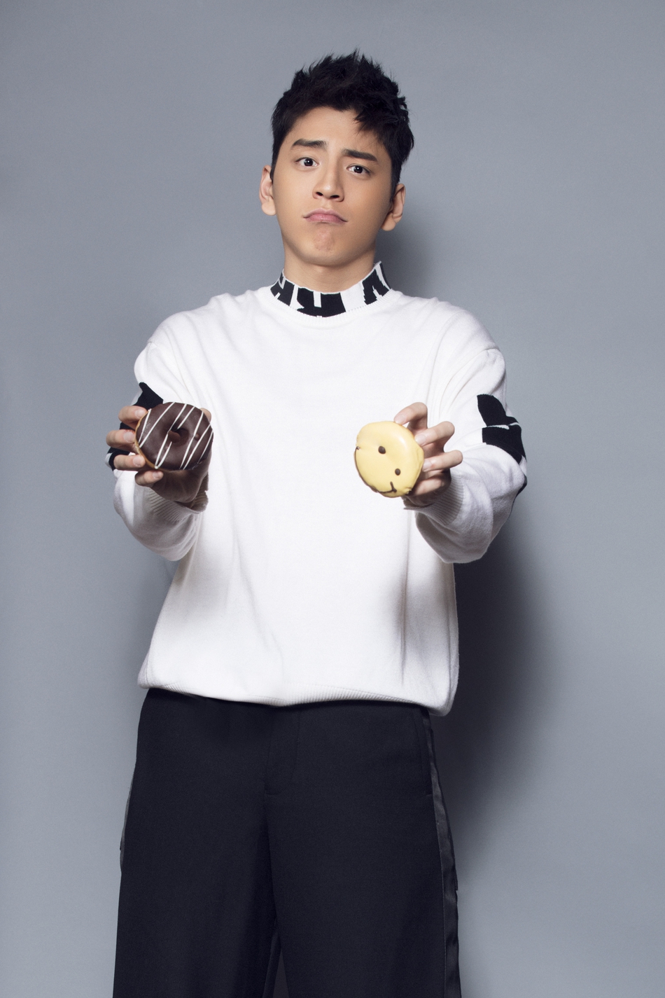 王大陆情人节写真曝光 暖心笑容尽显温柔男友力