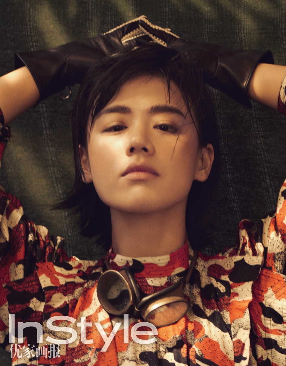 马思纯登杂志封面 偶尔不太乖变身cool girl