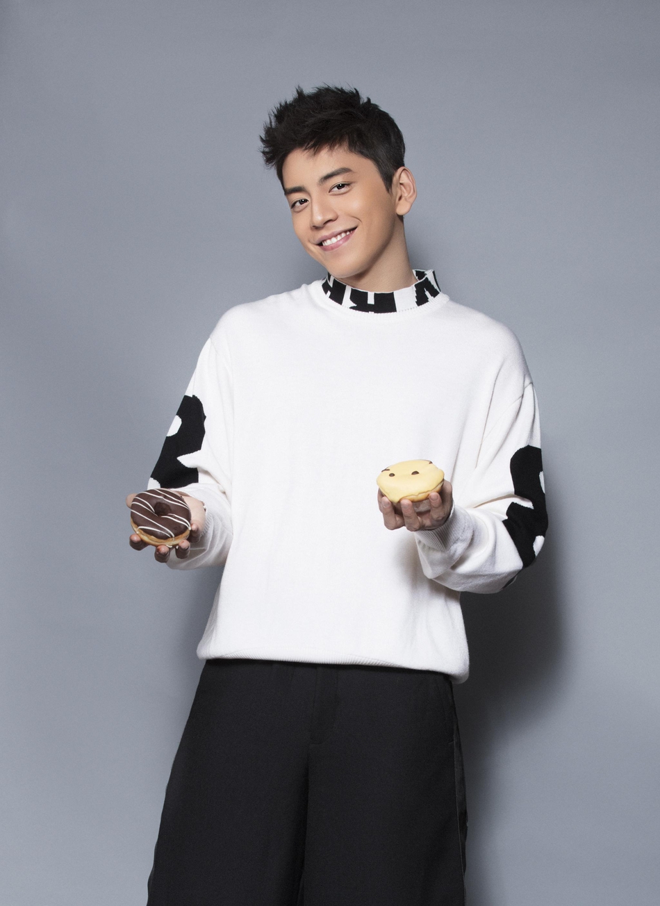 王大陆情人节写真曝光 暖心笑容尽显温柔男友力