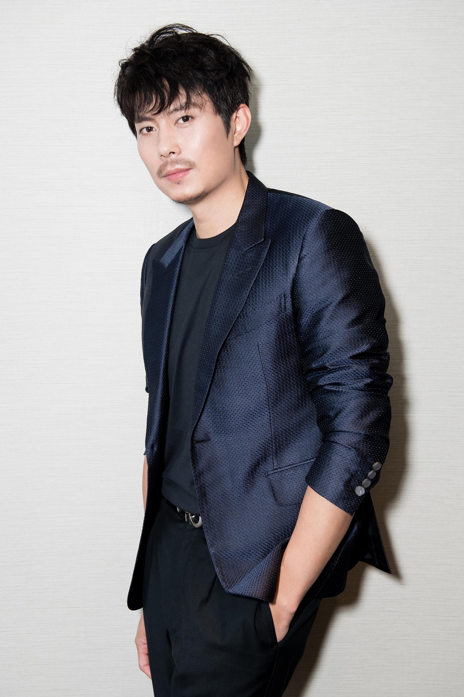 演员艾伦allen亮相国际华语电影节 蓝色丝绒西装优雅绅士