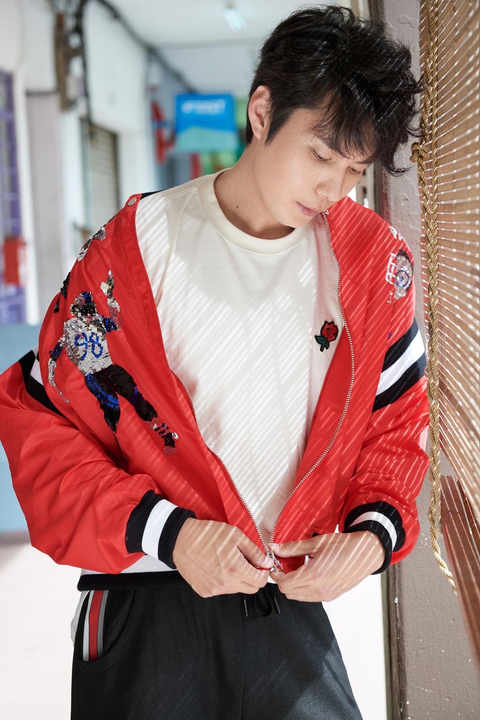 演员艾伦allen亮相国际华语电影节 蓝色丝绒西装优雅绅士