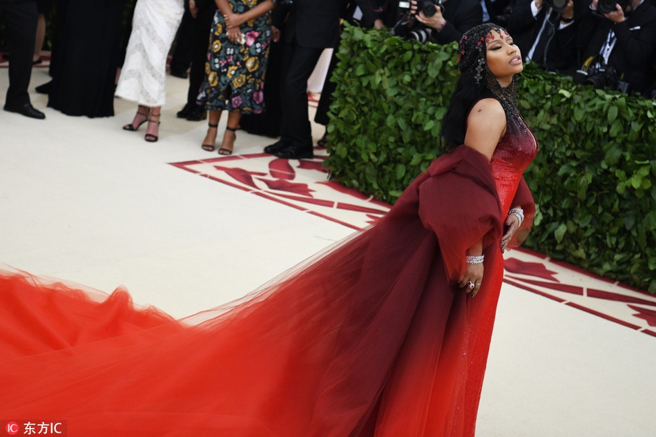 尼基-米纳什亮相met gala 渐变红美艳诱惑