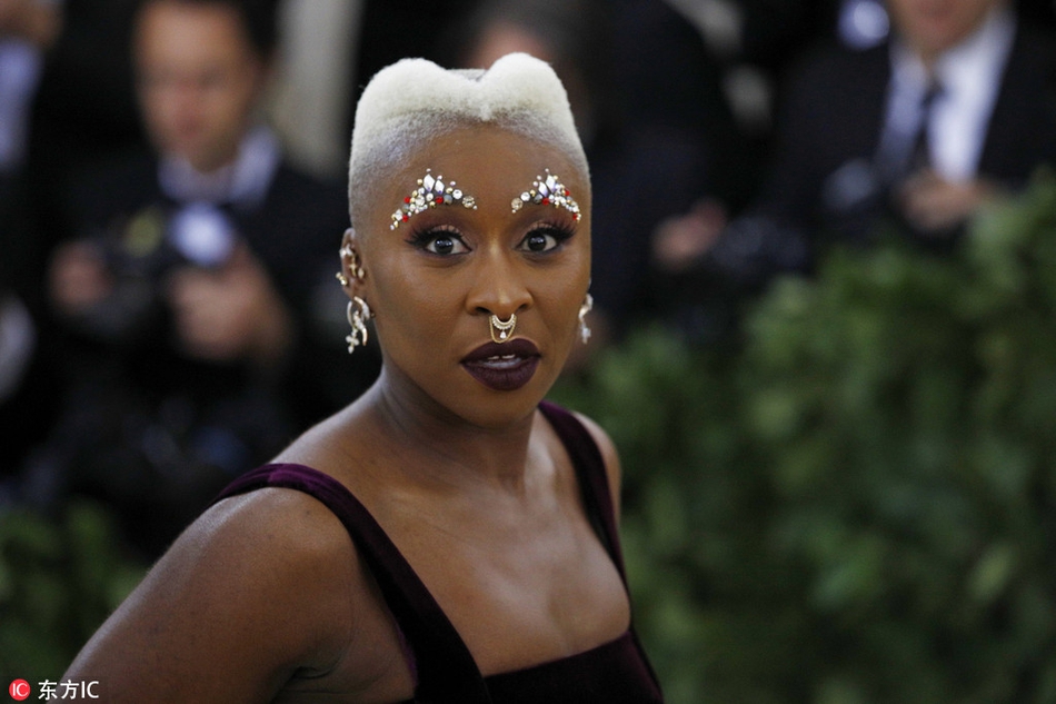 辛西娅-艾莉佛镶钻眉妆出席met gala