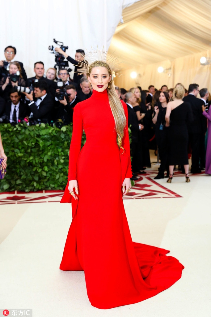 艾梅柏-希尔德亮相met gala 大红色礼服禁欲系冶艳