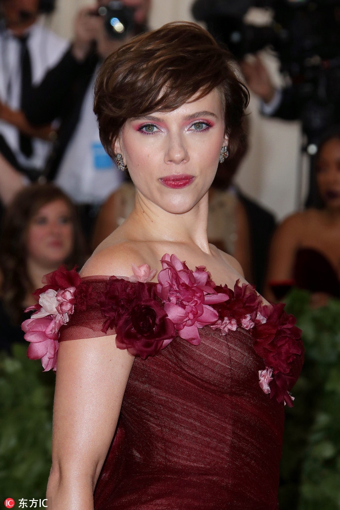 斯嘉丽-约翰逊亮相met gala 红色渐变色花朵缀饰礼服宛若仙女