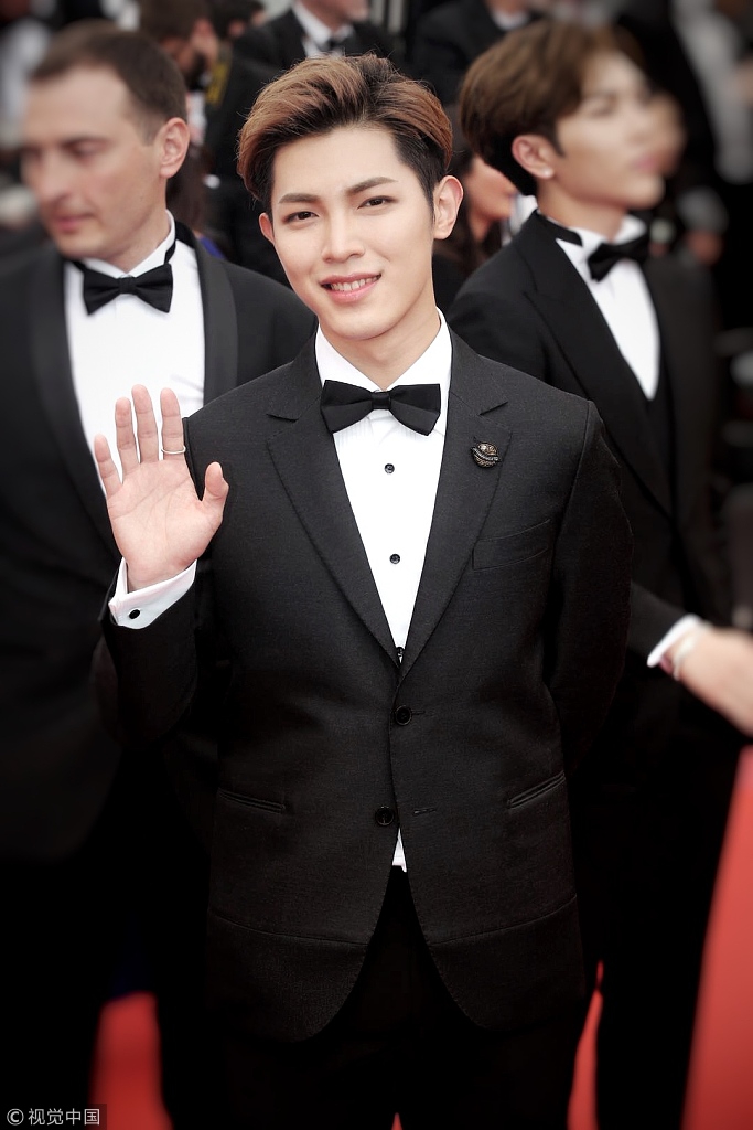 韩沐伯黑色西装现身戛纳红毯 蝴蝶结领结绅士温柔