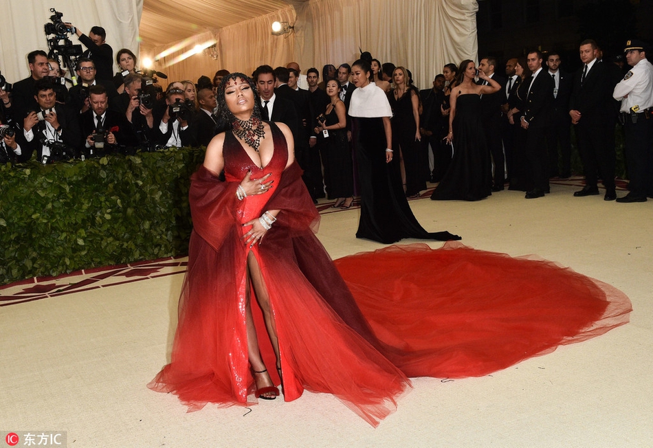 尼基-米纳什亮相met gala 渐变红美艳诱惑