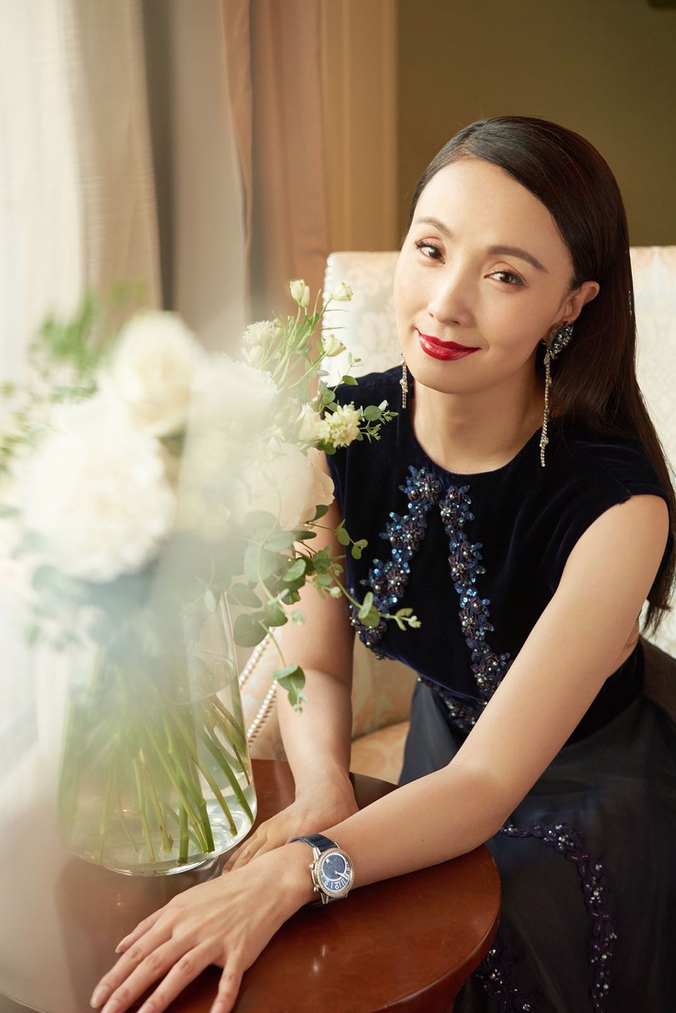 陶虹闪耀上影节慈善晚宴 露背长裙宛如"油画美人"