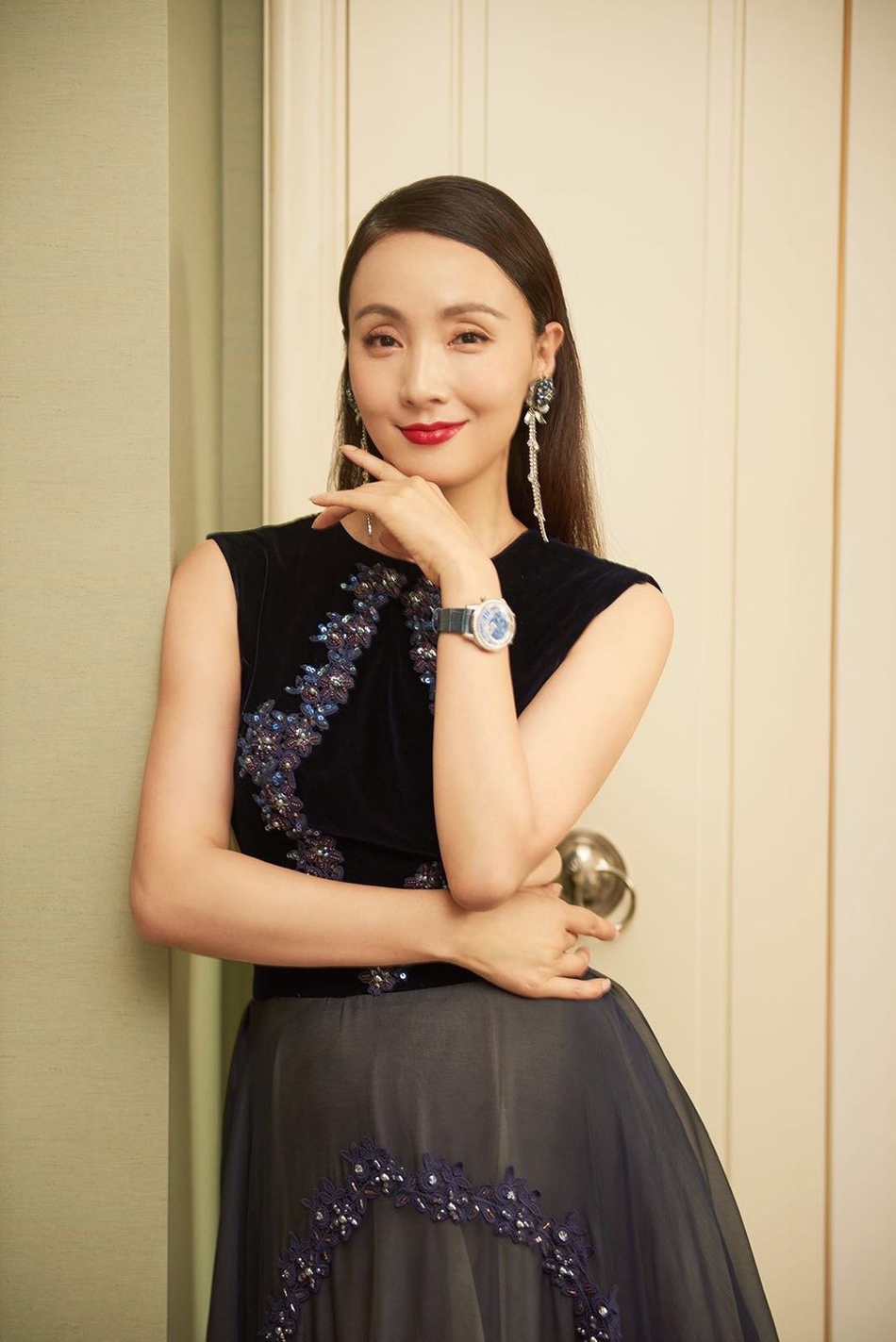 陶虹闪耀上影节慈善晚宴 露背长裙宛如"油画美人"