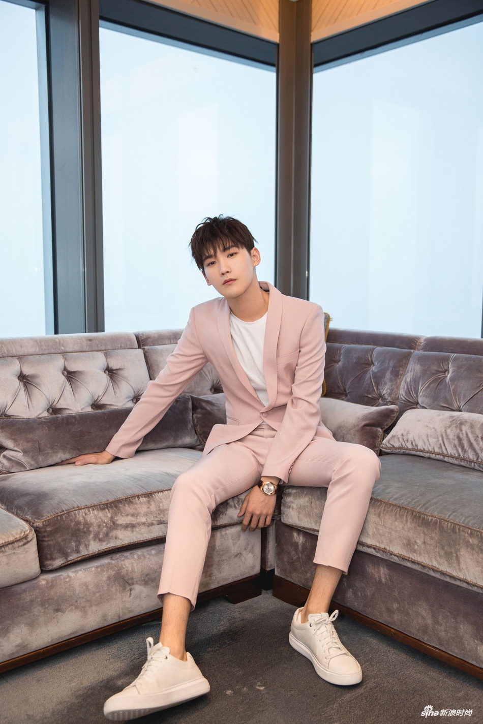 邢昭林粉色西装亮相 上演浪漫绅士戏码_高清图集_新浪网