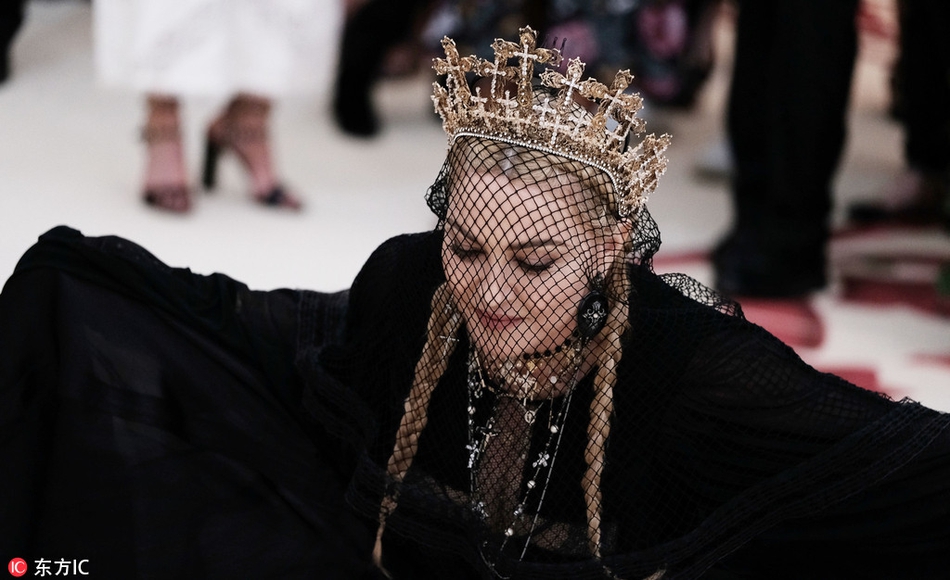 麦当娜亮相met gala 全身黑神秘面纱加持