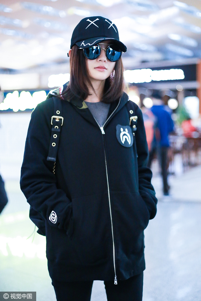 广东省深圳市,阿sa@蔡卓妍 身穿一件大耳朵迷彩卫衣现身机场,boy款的