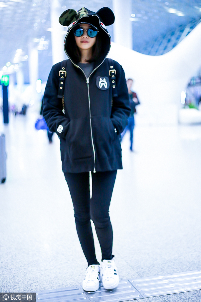 被阿sa的耳朵帽萌到了 蔡卓妍机场超萌街拍