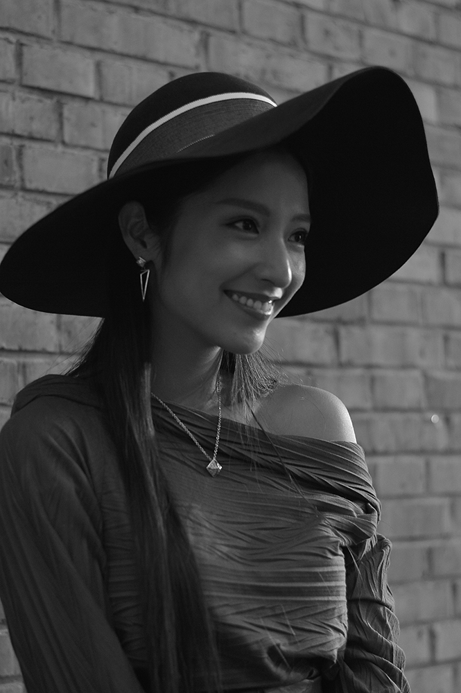 潘辰受邀时装周看秀 清新靓丽时尚气度不凡