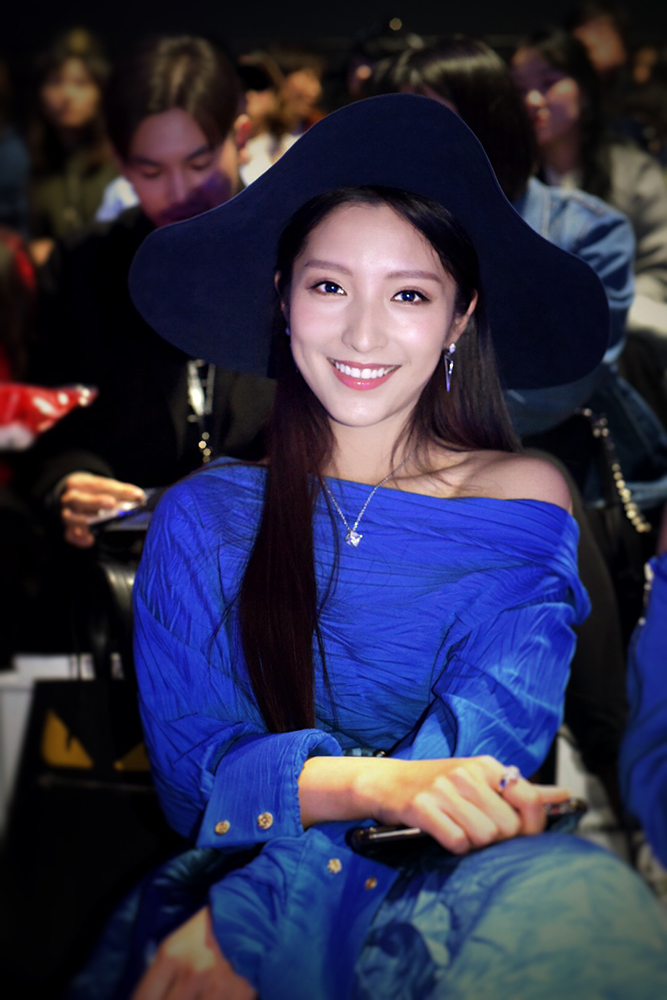 潘辰受邀时装周看秀 清新靓丽时尚气度不凡
