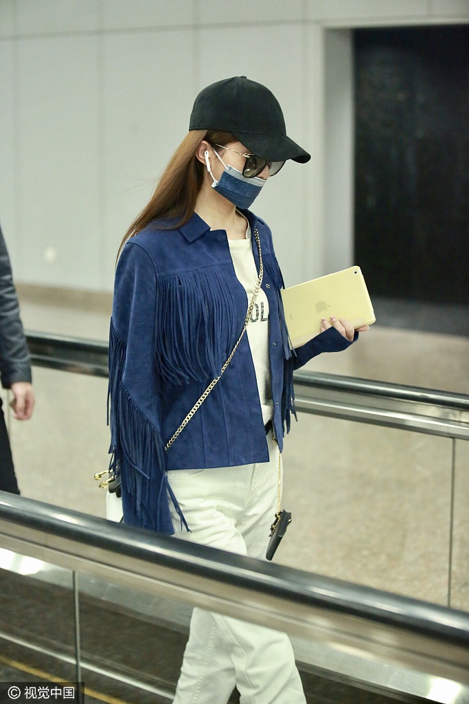 赵丽颖街拍:麂皮流苏夹克灵动若蓝天鹅