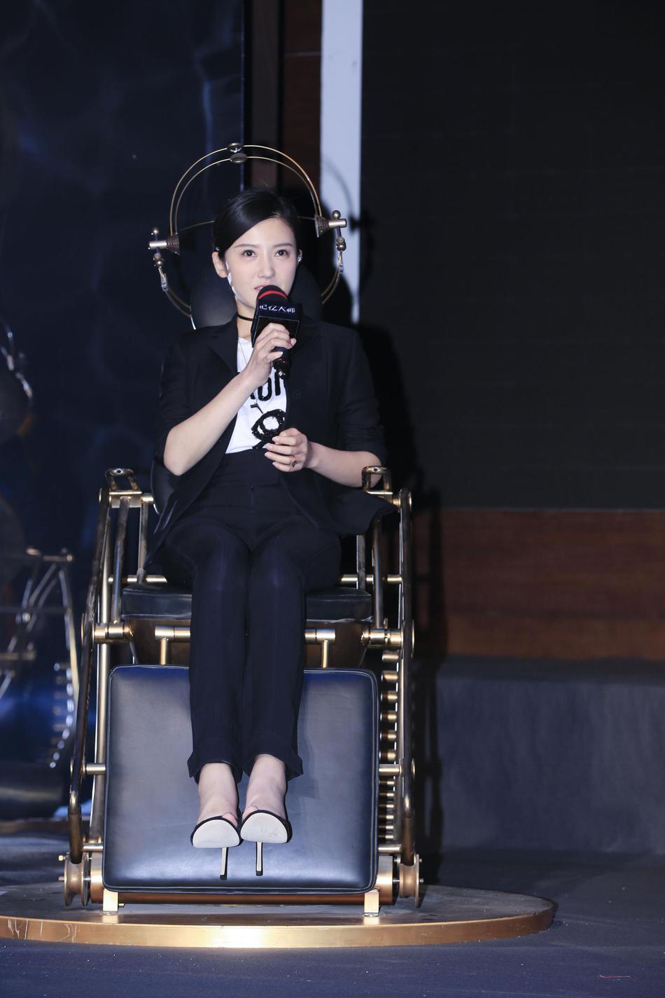 杨子姗黑色小西服亮相 皮肤无瑕白皙抢眼_高清图集_新浪网