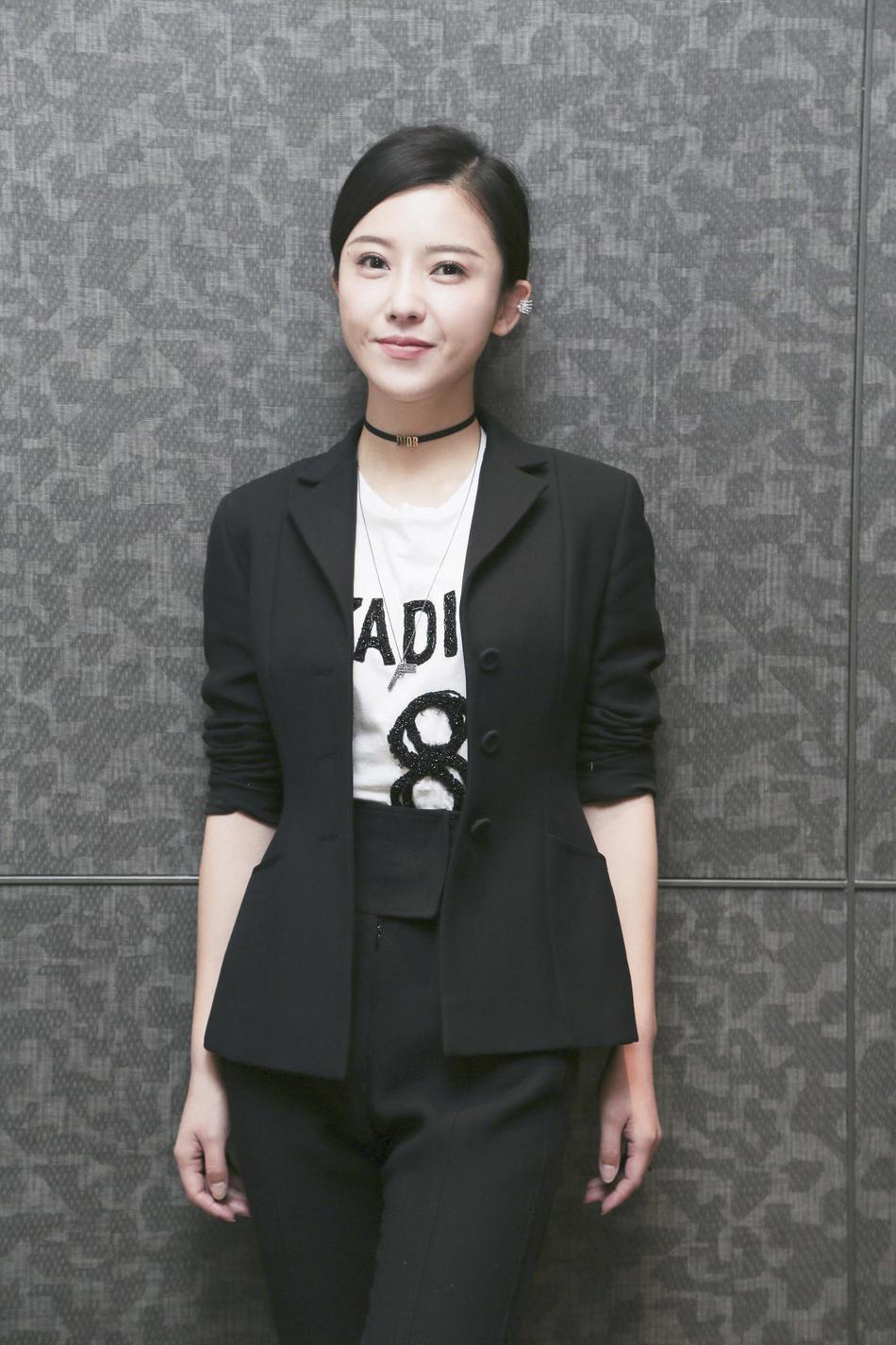 杨子姗黑色小西服亮相 皮肤无瑕白皙抢眼