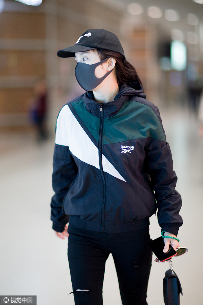 杨幂机场街拍把校服穿出了新高度