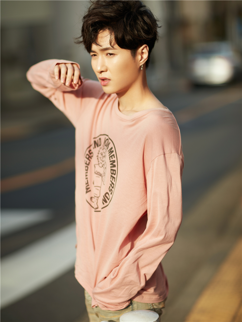 张艺兴街拍写真曝光 日系风尽显少年青春活力