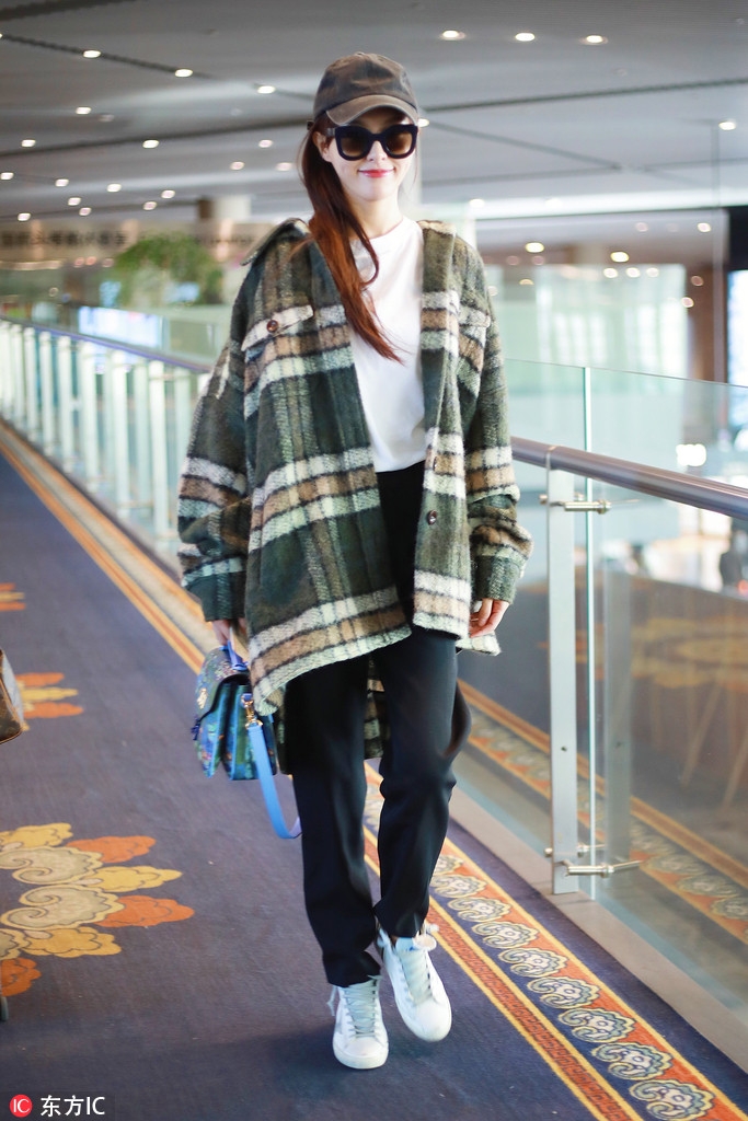 唐嫣墨绿格子大衣机场街拍超有型