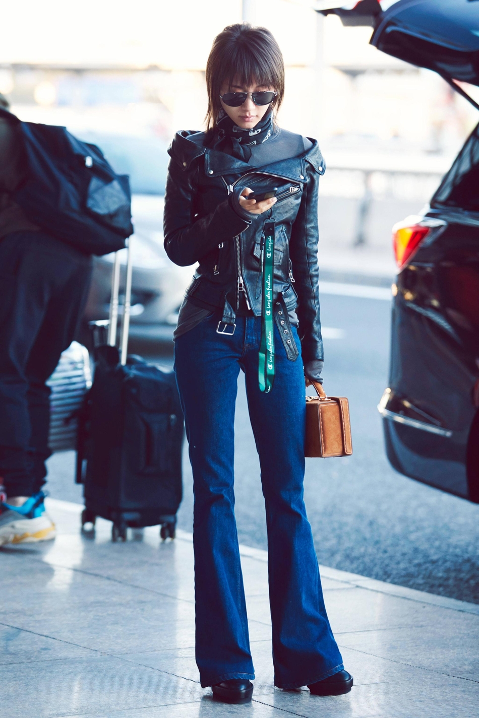 王子文黑超遮面现身机场 示范秋冬穿搭"教科书"