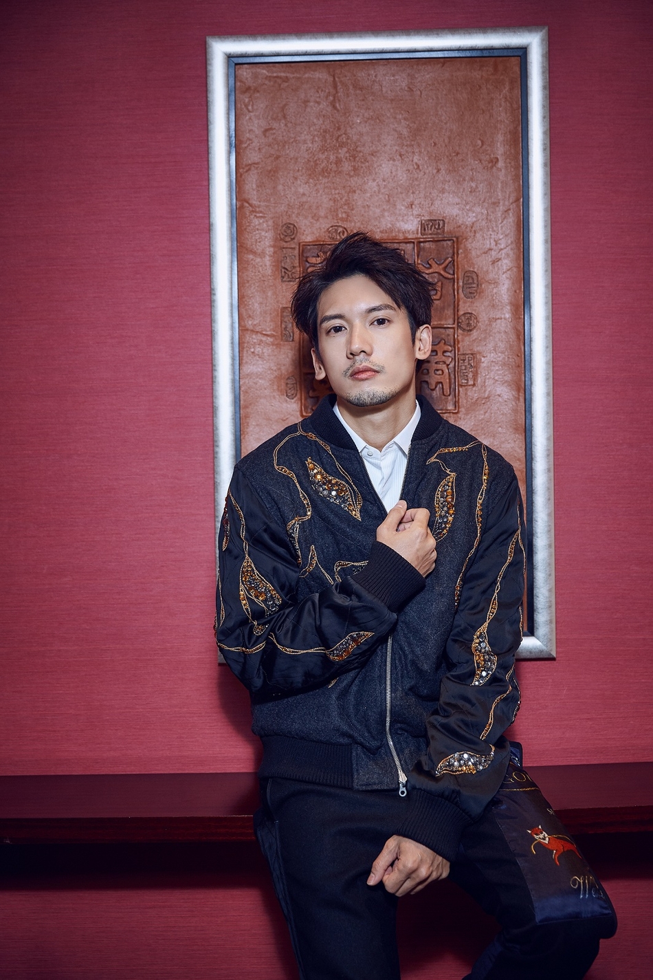 关智斌身着设计感十足的刺绣夹克 偶像力max