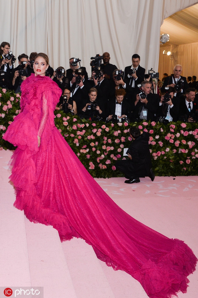 杜晨-科洛斯亮相met ball红毯 玫红色礼服优雅甜美_高清图集_新浪网