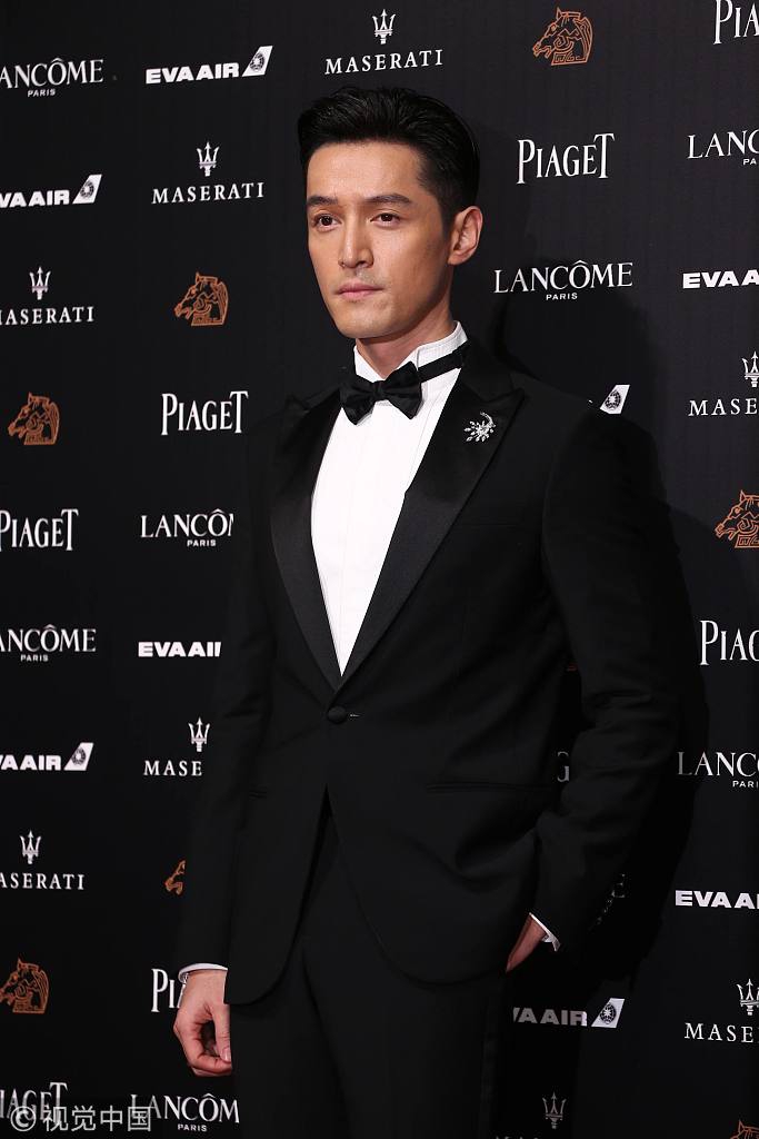 第55届金马奖红毯胡歌西服正装亮相绅士范十足