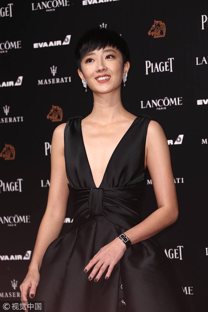 第55届金马奖红毯:桂纶镁黑色深v长裙率性十足