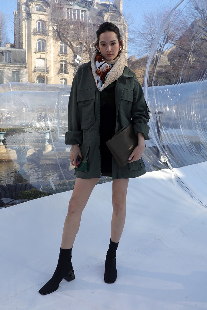 松冈莫娜助阵巴黎时装周 军装风风衣中性帅气