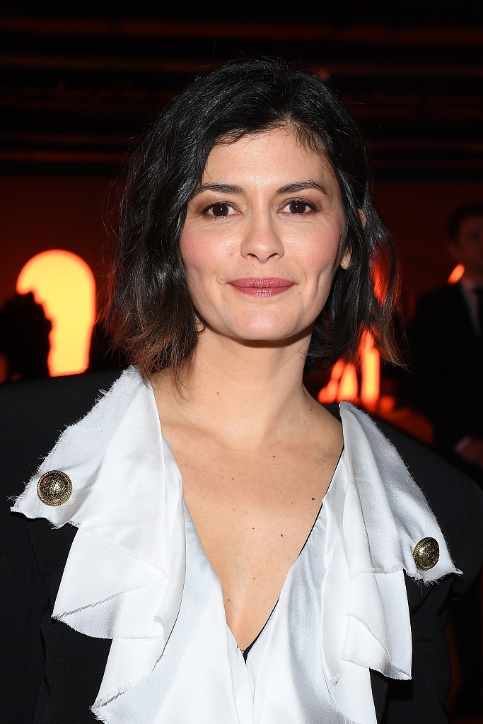 奥黛丽-塔图亮相巴黎时装周 西装裙显温婉迷人_高清图集_新浪网