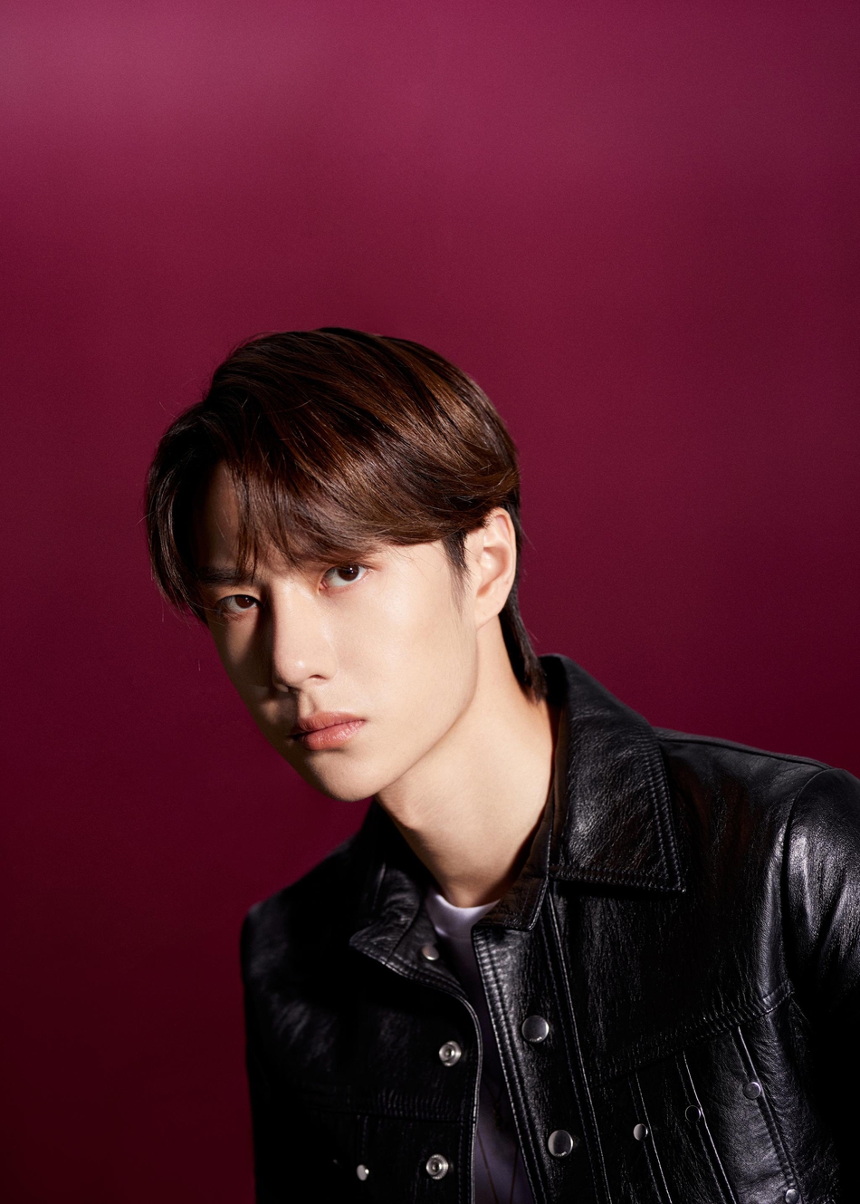 2019微博之夜红毯:王一博铆钉皮衣套装酷帅不羁