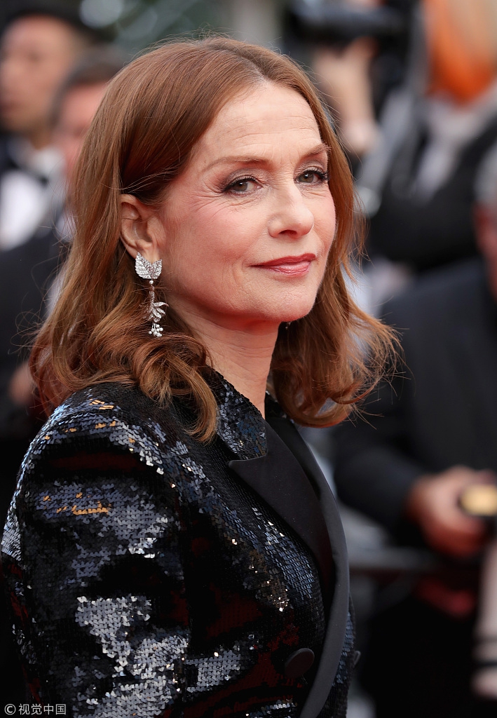 伊莎贝尔-于佩尔助阵戛纳红毯 黑色亮片装攻气足